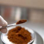 prah prehransko dopolnilo na krožniku in pinceti