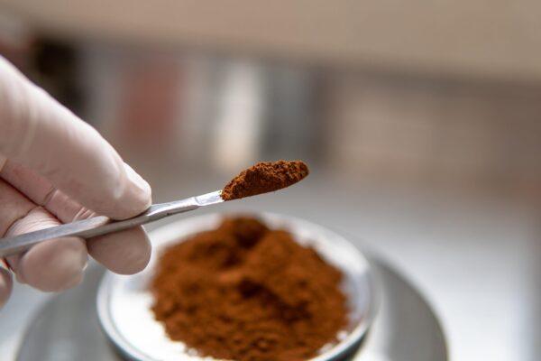 prah prehransko dopolnilo na krožniku in pinceti