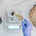 polnjenje kapsul v laboratoriju